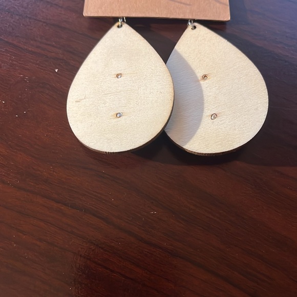 Western tear drop wooden earrings - Picture 2 of 5